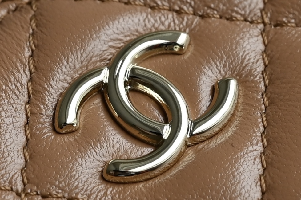 CHANEL 𝟐𝟒𝐊 hand-held camera bag / cosmetic case counter price 𝟦𝟦𝟦𝟦𝟢𝟢𝟢 𝗋𝗆𝖻 Purchase development 〰️ leather surface is waxed texture lambskin material feel delicate and soft fleshy after a special process of treatment of the leather surface is more wear-resistant and resistant to fabrication of the leather surface is transparent and delicate! Vintage chic without effort to match easily to create a sense of casual relaxation Hardware: 24K light gold plating Leather: glossy wrinkled lambskin Size: 𝟣𝟦* 𝟤𝟥* 𝟫𝖼 𝗆-High-fashion factory