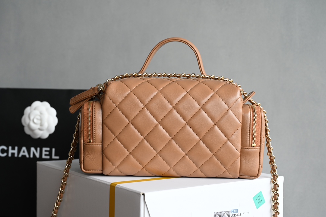 CHANEL 𝟐𝟒𝐊 hand-held camera bag / cosmetic case counter price 𝟦𝟦𝟦𝟦𝟢𝟢𝟢 𝗋𝗆𝖻 Purchase development 〰️ leather surface is waxed texture lambskin material feel delicate and soft fleshy after a special process of treatment of the leather surface is more wear-resistant and resistant to fabrication of the leather surface is transparent and delicate! Vintage chic without effort to match easily to create a sense of casual relaxation Hardware: 24K light gold plating Leather: glossy wrinkled lambskin Size: 𝟣𝟦* 𝟤𝟥* 𝟫𝖼 𝗆-High-fashion factory