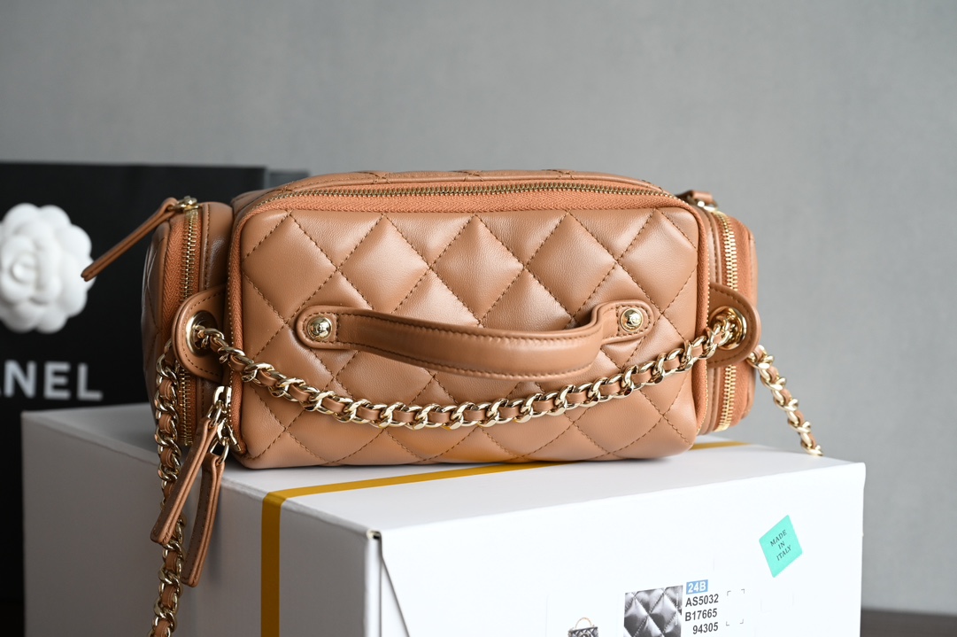 CHANEL 𝟐𝟒𝐊 hand-held camera bag / cosmetic case counter price 𝟦𝟦𝟦𝟦𝟢𝟢𝟢 𝗋𝗆𝖻 Purchase development 〰️ leather surface is waxed texture lambskin material feel delicate and soft fleshy after a special process of treatment of the leather surface is more wear-resistant and resistant to fabrication of the leather surface is transparent and delicate! Vintage chic without effort to match easily to create a sense of casual relaxation Hardware: 24K light gold plating Leather: glossy wrinkled lambskin Size: 𝟣𝟦* 𝟤𝟥* 𝟫𝖼 𝗆-High-fashion factory