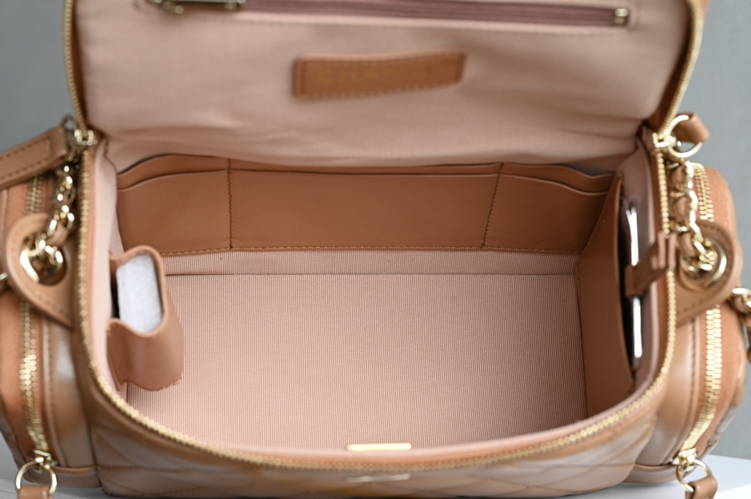CHANEL 𝟐𝟒𝐊 hand-held camera bag / cosmetic case counter price 𝟦𝟦𝟦𝟦𝟢𝟢𝟢 𝗋𝗆𝖻 Purchase development 〰️ leather surface is waxed texture lambskin material feel delicate and soft fleshy after a special process of treatment of the leather surface is more wear-resistant and resistant to fabrication of the leather surface is transparent and delicate! Vintage chic without effort to match easily to create a sense of casual relaxation Hardware: 24K light gold plating Leather: glossy wrinkled lambskin Size: 𝟣𝟦* 𝟤𝟥* 𝟫𝖼 𝗆-High-fashion factory