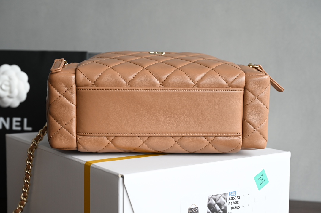 CHANEL 𝟐𝟒𝐊 hand-held camera bag / cosmetic case counter price 𝟦𝟦𝟦𝟦𝟢𝟢𝟢 𝗋𝗆𝖻 Purchase development 〰️ leather surface is waxed texture lambskin material feel delicate and soft fleshy after a special process of treatment of the leather surface is more wear-resistant and resistant to fabrication of the leather surface is transparent and delicate! Vintage chic without effort to match easily to create a sense of casual relaxation Hardware: 24K light gold plating Leather: glossy wrinkled lambskin Size: 𝟣𝟦* 𝟤𝟥* 𝟫𝖼 𝗆-High-fashion factory