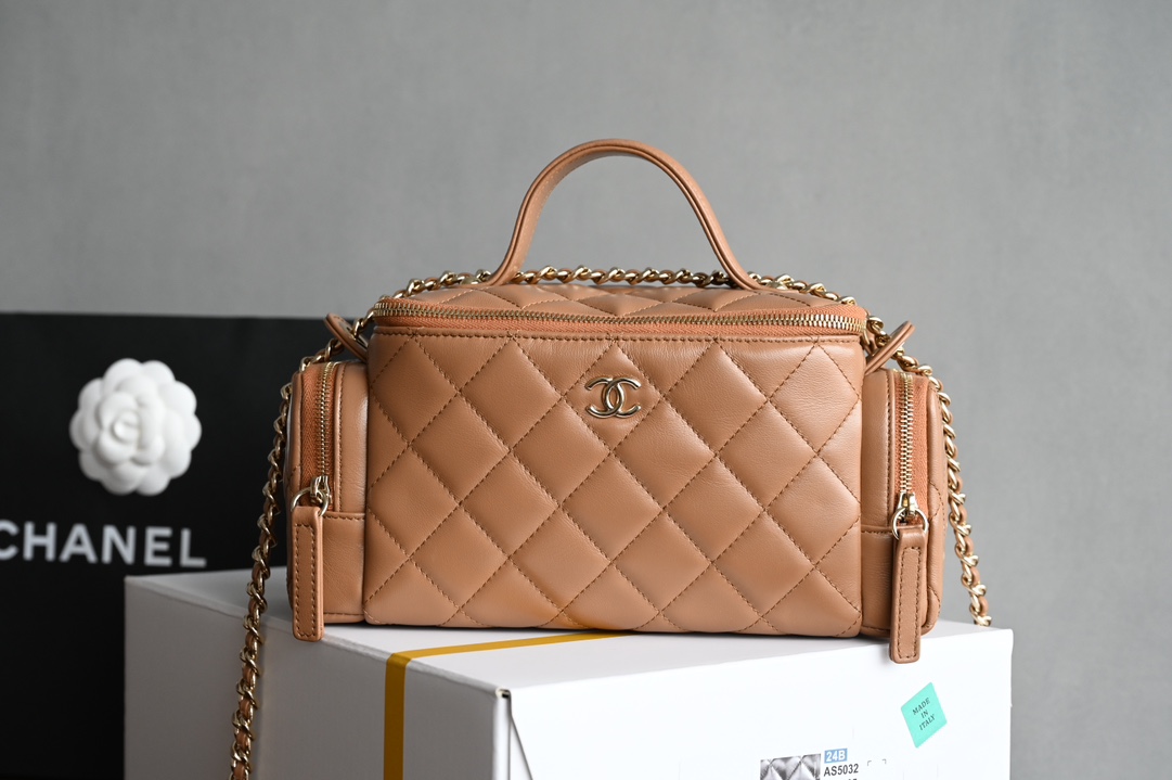 CHANEL 𝟐𝟒𝐊 hand-held camera bag / cosmetic case counter price 𝟦𝟦𝟦𝟦𝟢𝟢𝟢 𝗋𝗆𝖻 Purchase development 〰️ leather surface is waxed texture lambskin material feel delicate and soft fleshy after a special process of treatment of the leather surface is more wear-resistant and resistant to fabrication of the leather surface is transparent and delicate! Vintage chic without effort to match easily to create a sense of casual relaxation Hardware: 24K light gold plating Leather: glossy wrinkled lambskin Size: 𝟣𝟦* 𝟤𝟥* 𝟫𝖼 𝗆-High-fashion factory