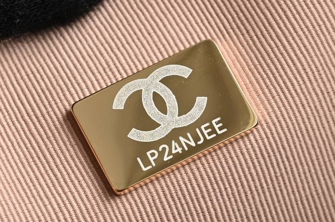 CHANEL 𝟐𝟒𝐊 hand-held camera bag / cosmetic case counter price 𝟦𝟦𝟦𝟦𝟢𝟢𝟢 𝗋𝗆𝖻 Purchase development 〰️ leather surface is waxed texture lambskin material feel delicate and soft fleshy after a special process of treatment of the leather surface is more wear-resistant and resistant to fabrication of the leather surface is transparent and delicate! Vintage chic without effort to match easily to create a sense of casual relaxation Hardware: 24K light gold plating Leather: glossy wrinkled lambskin Size: 𝟣𝟦* 𝟤𝟥* 𝟫𝖼 𝗆-High-fashion factory