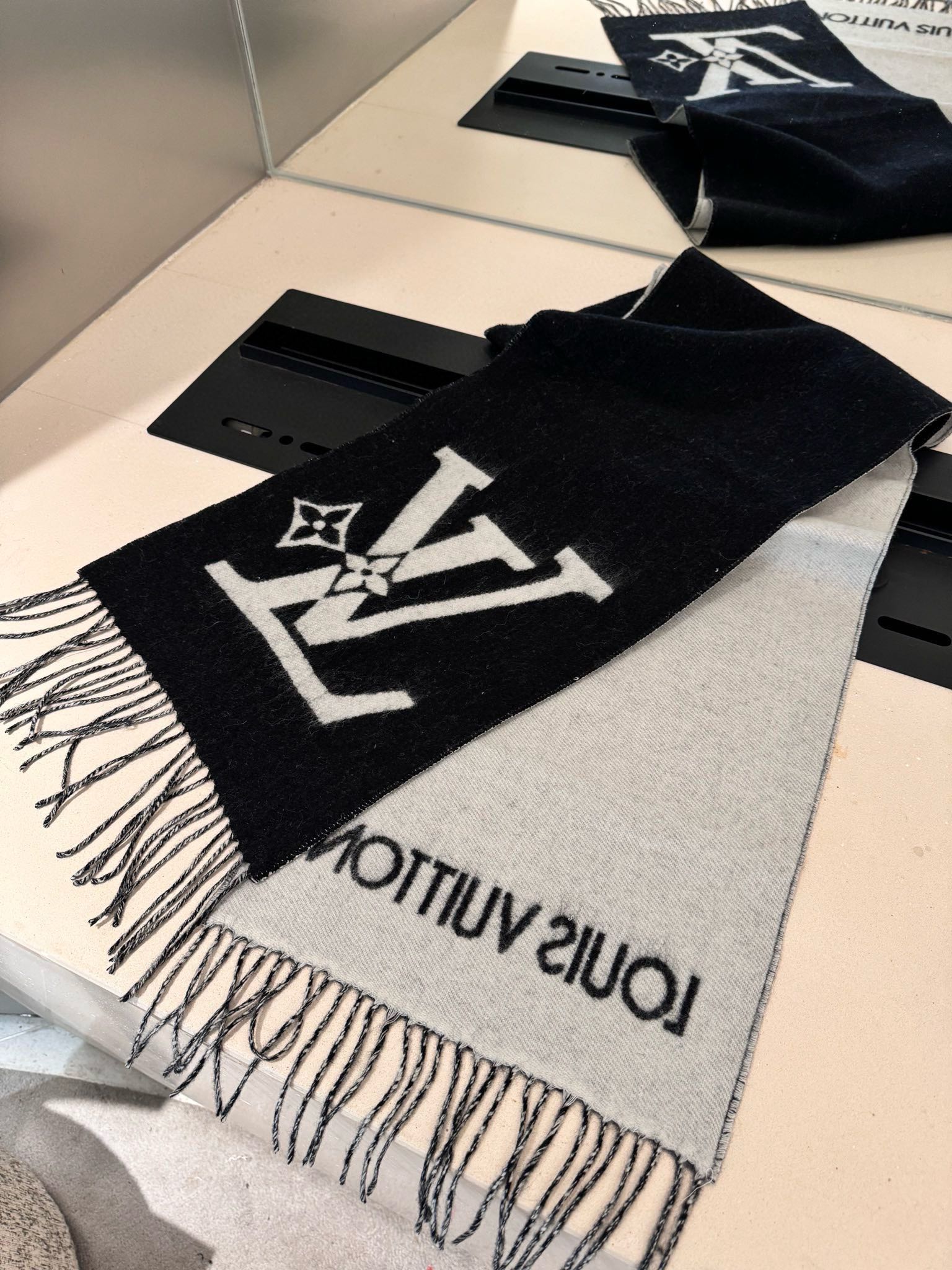 图片[8]-P220  LV  Graphic Dual围巾采用舒软毛诚信混纺裁出宽幅尺寸以鲜明双色设计烘托LV字母翻转即现Monogram花卉和路易威登标识🧣太好看了 再以纤长流苏饰边增添华美质感. 混毛绒围裹舒适暖意无惧隆冬时节的寒风侵袭设计感觉偏年轻化了尺寸192×30（不含流苏）提花图案流苏饰边-高仿包包