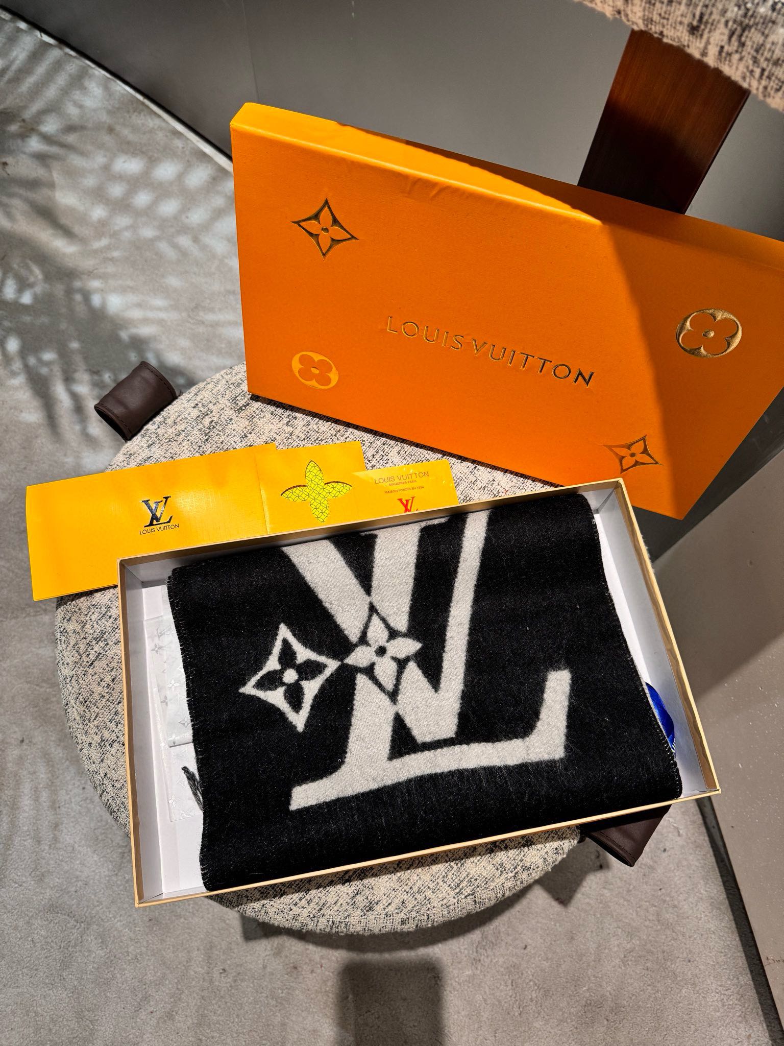 图片[4]-P220  LV  Graphic Dual围巾采用舒软毛诚信混纺裁出宽幅尺寸以鲜明双色设计烘托LV字母翻转即现Monogram花卉和路易威登标识🧣太好看了 再以纤长流苏饰边增添华美质感. 混毛绒围裹舒适暖意无惧隆冬时节的寒风侵袭设计感觉偏年轻化了尺寸192×30（不含流苏）提花图案流苏饰边-高仿包包