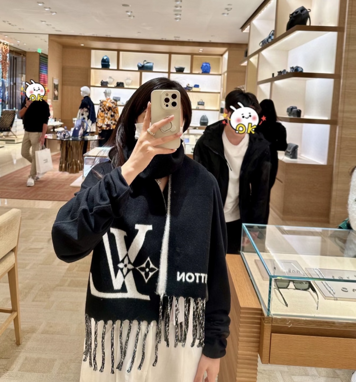 P220  LV  Graphic Dual围巾采用舒软毛诚信混纺裁出宽幅尺寸以鲜明双色设计烘托LV字母翻转即现Monogram花卉和路易威登标识🧣太好看了 再以纤长流苏饰边增添华美质感. 混毛绒围裹舒适暖意无惧隆冬时节的寒风侵袭设计感觉偏年轻化了尺寸192×30（不含流苏）提花图案流苏饰边-高仿包包