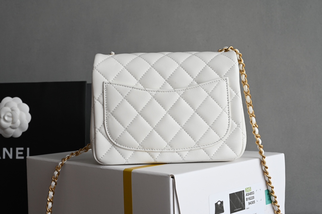 🌿CHANEL 𝟐𝟒𝐤 latest version of the gold ball mouth flap bag metal ball adjustable clasp square fat man 🤍white counter price 𝟥𝟨  Square fat 💡 retro gilt lattice pattern gold ball adjustable buckle design can give the bag a variety of ways to carry 🪄 slant back shoulder hand carry underarm bag 〰️ lovely shape all kinds of charming capacity with quite a lot of ❕ year-round can be matched with the salt can be sweet, whoever carries who looks good! 🖤feel much younger and more fashionable than the classic model collection level must be in yo✔️ Hardware: full brass 𝟤𝟦𝖪 vintage gold Leather: open section 𝗓𝗉 lambskin lining: 𝖬𝗈𝗇𝗇𝗍𝖾𝖺𝖾𝖻𝖾ᵛᵛ𝗇𝕙 Gold 𝗓𝗉 calf size: 𝟣𝟪* 𝟣𝟥* 𝟩 𝖼𝗆 - high-fashion Factory