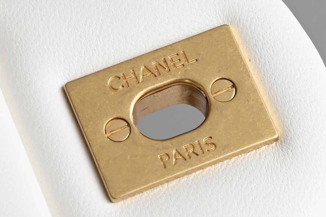 🌿CHANEL 𝟐𝟒𝐤 latest version of the gold ball mouth flap bag metal ball adjustable clasp square fat man 🤍white counter price 𝟥𝟨  Square fat 💡 retro gilt lattice pattern gold ball adjustable buckle design can give the bag a variety of ways to carry 🪄 slant back shoulder hand carry underarm bag 〰️ lovely shape all kinds of charming capacity with quite a lot of ❕ year-round can be matched with the salt can be sweet, whoever carries who looks good! 🖤feel much younger and more fashionable than the classic model collection level must be in yo✔️ Hardware: full brass 𝟤𝟦𝖪 vintage gold Leather: open section 𝗓𝗉 lambskin lining: 𝖬𝗈𝗇𝗇𝗍𝖾𝖺𝖾𝖻𝖾ᵛᵛ𝗇𝕙 Gold 𝗓𝗉 calf size: 𝟣𝟪* 𝟣𝟥* 𝟩 𝖼𝗆 - high-fashion Factory