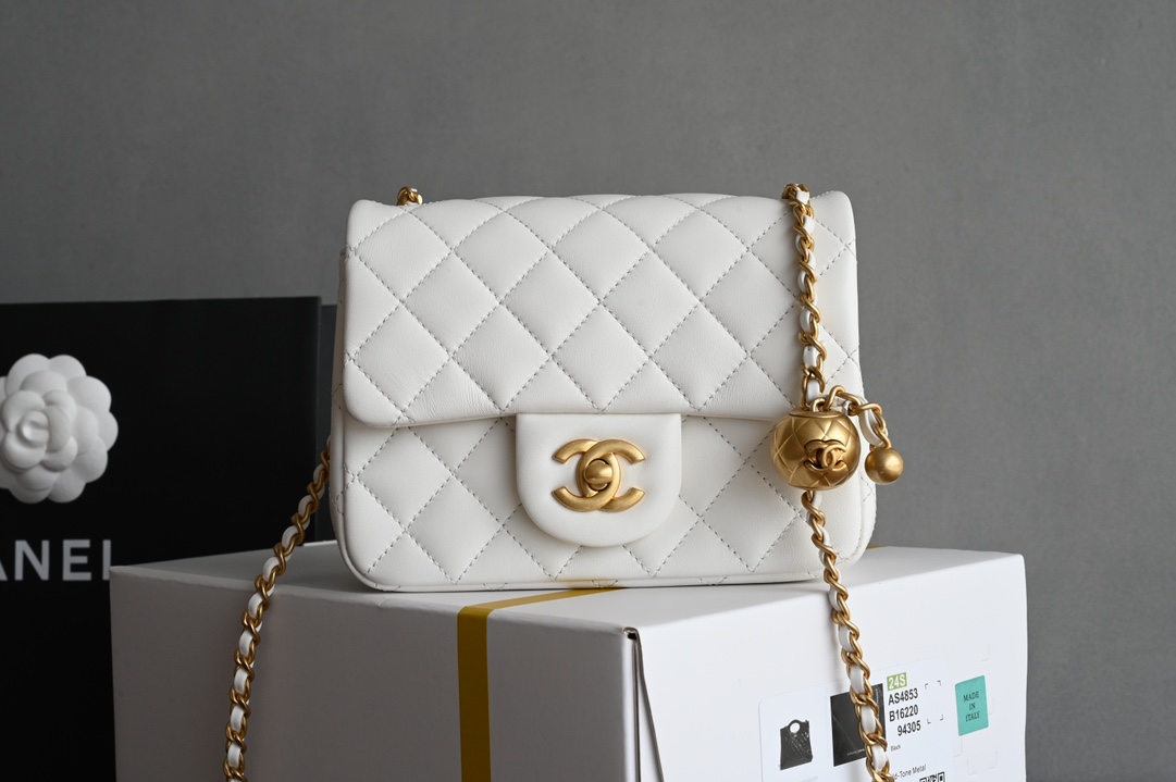 🌿CHANEL 𝟐𝟒𝐤 latest version of the gold ball mouth flap bag metal ball adjustable clasp square fat man 🤍white counter price 𝟥𝟨  Square fat 💡 retro gilt lattice pattern gold ball adjustable buckle design can give the bag a variety of ways to carry 🪄 slant back shoulder hand carry underarm bag 〰️ lovely shape all kinds of charming capacity with quite a lot of ❕ year-round can be matched with the salt can be sweet, whoever carries who looks good! 🖤feel much younger and more fashionable than the classic model collection level must be in yo✔️ Hardware: full brass 𝟤𝟦𝖪 vintage gold Leather: open section 𝗓𝗉 lambskin lining: 𝖬𝗈𝗇𝗇𝗍𝖾𝖺𝖾𝖻𝖾ᵛᵛ𝗇𝕙 Gold 𝗓𝗉 calf size: 𝟣𝟪* 𝟣𝟥* 𝟩 𝖼𝗆 - high-fashion Factory
