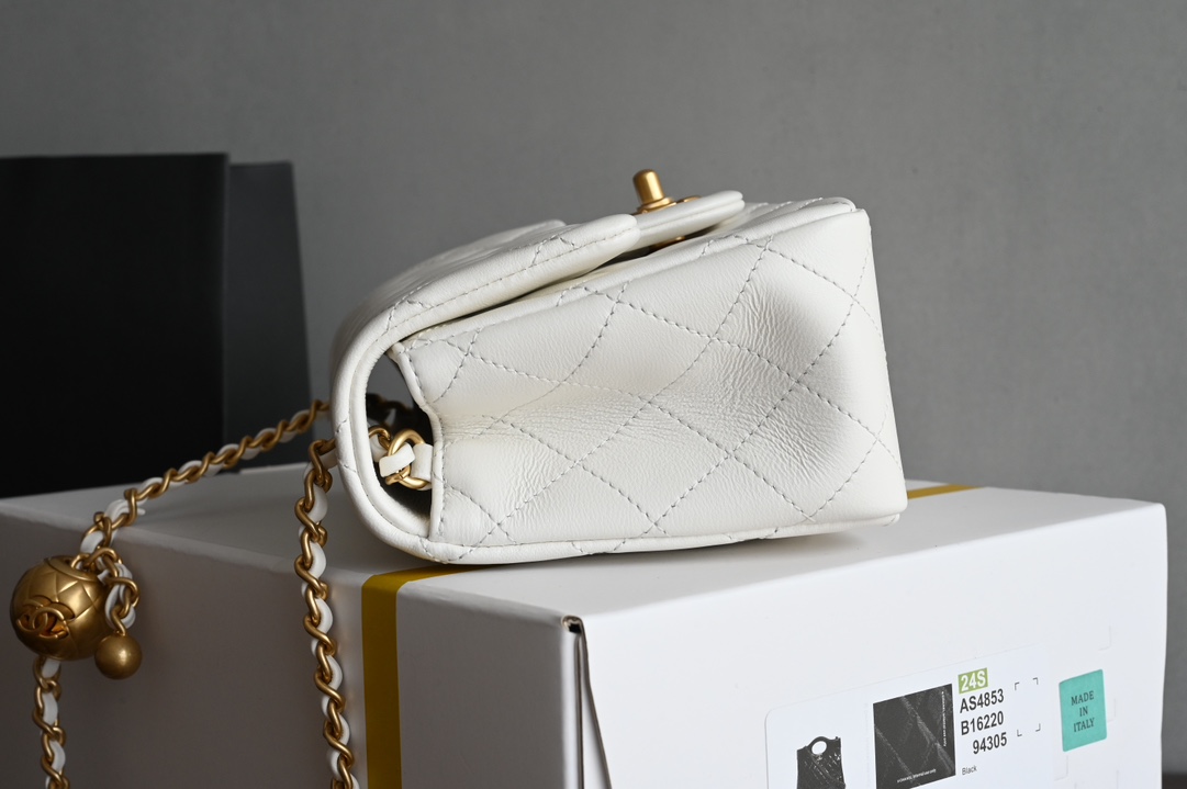🌿CHANEL 𝟐𝟒𝐤 latest version of the gold ball mouth flap bag metal ball adjustable clasp square fat man 🤍white counter price 𝟥𝟨  Square fat 💡 retro gilt lattice pattern gold ball adjustable buckle design can give the bag a variety of ways to carry 🪄 slant back shoulder hand carry underarm bag 〰️ lovely shape all kinds of charming capacity with quite a lot of ❕ year-round can be matched with the salt can be sweet, whoever carries who looks good! 🖤feel much younger and more fashionable than the classic model collection level must be in yo✔️ Hardware: full brass 𝟤𝟦𝖪 vintage gold Leather: open section 𝗓𝗉 lambskin lining: 𝖬𝗈𝗇𝗇𝗍𝖾𝖺𝖾𝖻𝖾ᵛᵛ𝗇𝕙 Gold 𝗓𝗉 calf size: 𝟣𝟪* 𝟣𝟥* 𝟩 𝖼𝗆 - high-fashion Factory