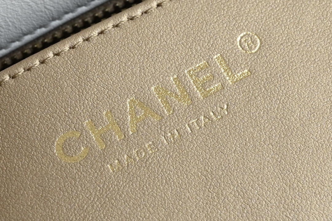 🌿CHANEL 𝟐𝟒𝐤 latest version of the gold ball mouth flap bag metal ball adjustable clasp square fat man 🤍white counter price 𝟥𝟨  Square fat 💡 retro gilt lattice pattern gold ball adjustable buckle design can give the bag a variety of ways to carry 🪄 slant back shoulder hand carry underarm bag 〰️ lovely shape all kinds of charming capacity with quite a lot of ❕ year-round can be matched with the salt can be sweet, whoever carries who looks good! 🖤feel much younger and more fashionable than the classic model collection level must be in yo✔️ Hardware: full brass 𝟤𝟦𝖪 vintage gold Leather: open section 𝗓𝗉 lambskin lining: 𝖬𝗈𝗇𝗇𝗍𝖾𝖺𝖾𝖻𝖾ᵛᵛ𝗇𝕙 Gold 𝗓𝗉 calf size: 𝟣𝟪* 𝟣𝟥* 𝟩 𝖼𝗆 - high-fashion Factory