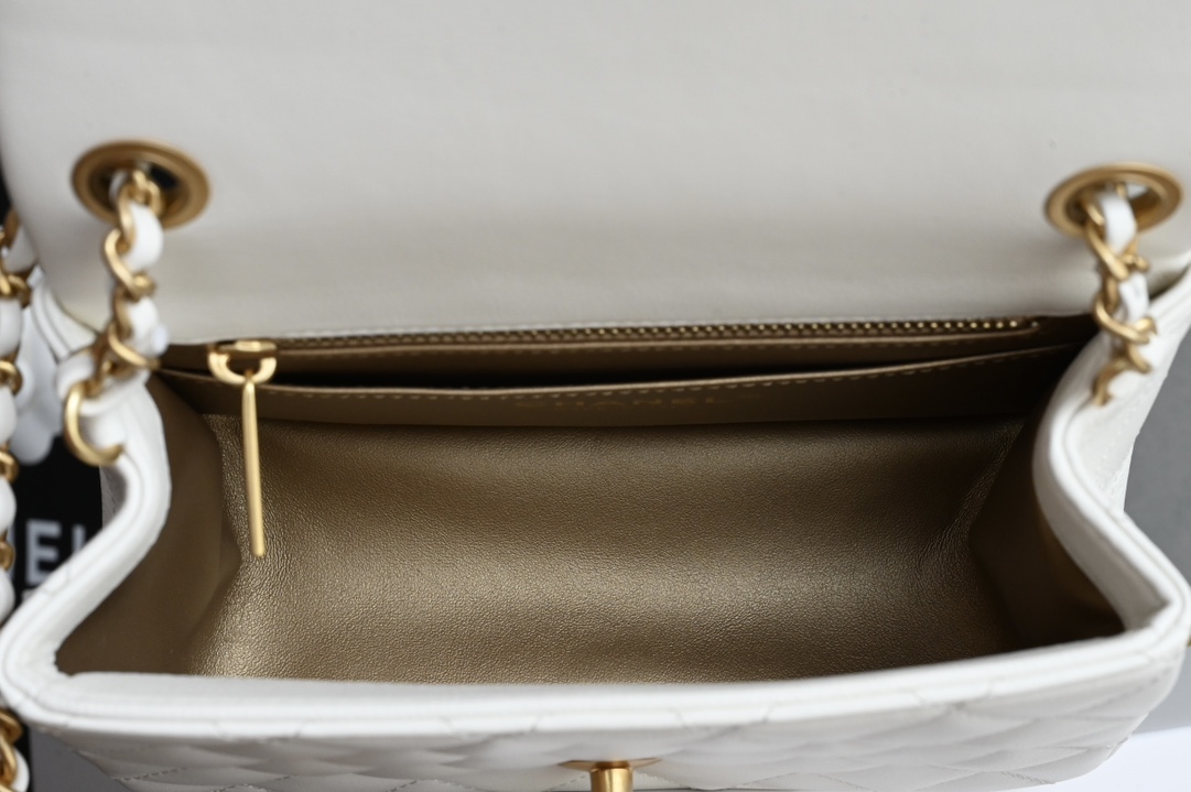 🌿CHANEL 𝟐𝟒𝐤 latest version of the gold ball mouth flap bag metal ball adjustable clasp square fat man 🤍white counter price 𝟥𝟨  Square fat 💡 retro gilt lattice pattern gold ball adjustable buckle design can give the bag a variety of ways to carry 🪄 slant back shoulder hand carry underarm bag 〰️ lovely shape all kinds of charming capacity with quite a lot of ❕ year-round can be matched with the salt can be sweet, whoever carries who looks good! 🖤feel much younger and more fashionable than the classic model collection level must be in yo✔️ Hardware: full brass 𝟤𝟦𝖪 vintage gold Leather: open section 𝗓𝗉 lambskin lining: 𝖬𝗈𝗇𝗇𝗍𝖾𝖺𝖾𝖻𝖾ᵛᵛ𝗇𝕙 Gold 𝗓𝗉 calf size: 𝟣𝟪* 𝟣𝟥* 𝟩 𝖼𝗆 - high-fashion Factory