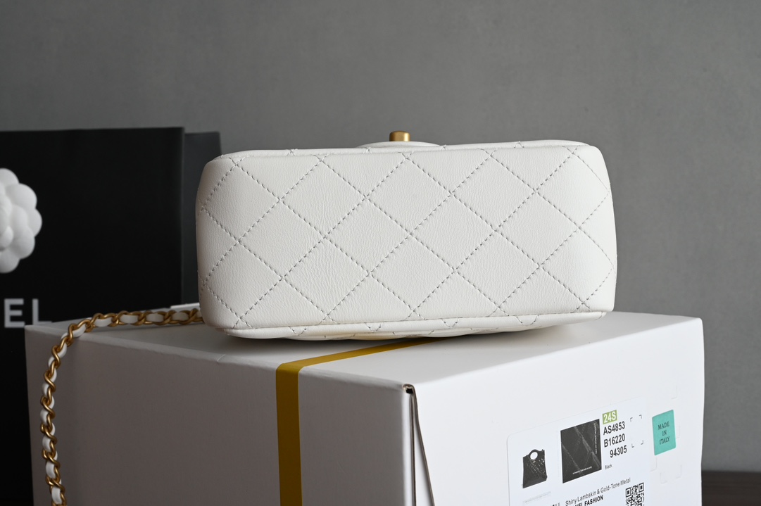 🌿CHANEL 𝟐𝟒𝐤 latest version of the gold ball mouth flap bag metal ball adjustable clasp square fat man 🤍white counter price 𝟥𝟨  Square fat 💡 retro gilt lattice pattern gold ball adjustable buckle design can give the bag a variety of ways to carry 🪄 slant back shoulder hand carry underarm bag 〰️ lovely shape all kinds of charming capacity with quite a lot of ❕ year-round can be matched with the salt can be sweet, whoever carries who looks good! 🖤feel much younger and more fashionable than the classic model collection level must be in yo✔️ Hardware: full brass 𝟤𝟦𝖪 vintage gold Leather: open section 𝗓𝗉 lambskin lining: 𝖬𝗈𝗇𝗇𝗍𝖾𝖺𝖾𝖻𝖾ᵛᵛ𝗇𝕙 Gold 𝗓𝗉 calf size: 𝟣𝟪* 𝟣𝟥* 𝟩 𝖼𝗆 - high-fashion Factory