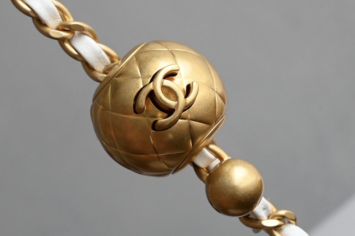 🌿CHANEL 𝟐𝟒𝐤 latest version of the gold ball mouth flap bag metal ball adjustable clasp square fat man 🤍white counter price 𝟥𝟨  Square fat 💡 retro gilt lattice pattern gold ball adjustable buckle design can give the bag a variety of ways to carry 🪄 slant back shoulder hand carry underarm bag 〰️ lovely shape all kinds of charming capacity with quite a lot of ❕ year-round can be matched with the salt can be sweet, whoever carries who looks good! 🖤feel much younger and more fashionable than the classic model collection level must be in yo✔️ Hardware: full brass 𝟤𝟦𝖪 vintage gold Leather: open section 𝗓𝗉 lambskin lining: 𝖬𝗈𝗇𝗇𝗍𝖾𝖺𝖾𝖻𝖾ᵛᵛ𝗇𝕙 Gold 𝗓𝗉 calf size: 𝟣𝟪* 𝟣𝟥* 𝟩 𝖼𝗆 - high-fashion Factory