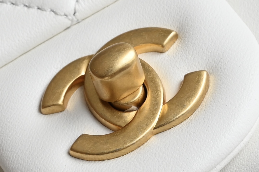 🌿CHANEL 𝟐𝟒𝐤 latest version of the gold ball mouth flap bag metal ball adjustable clasp square fat man 🤍white counter price 𝟥𝟨  Square fat 💡 retro gilt lattice pattern gold ball adjustable buckle design can give the bag a variety of ways to carry 🪄 slant back shoulder hand carry underarm bag 〰️ lovely shape all kinds of charming capacity with quite a lot of ❕ year-round can be matched with the salt can be sweet, whoever carries who looks good! 🖤feel much younger and more fashionable than the classic model collection level must be in yo✔️ Hardware: full brass 𝟤𝟦𝖪 vintage gold Leather: open section 𝗓𝗉 lambskin lining: 𝖬𝗈𝗇𝗇𝗍𝖾𝖺𝖾𝖻𝖾ᵛᵛ𝗇𝕙 Gold 𝗓𝗉 calf size: 𝟣𝟪* 𝟣𝟥* 𝟩 𝖼𝗆 - high-fashion Factory