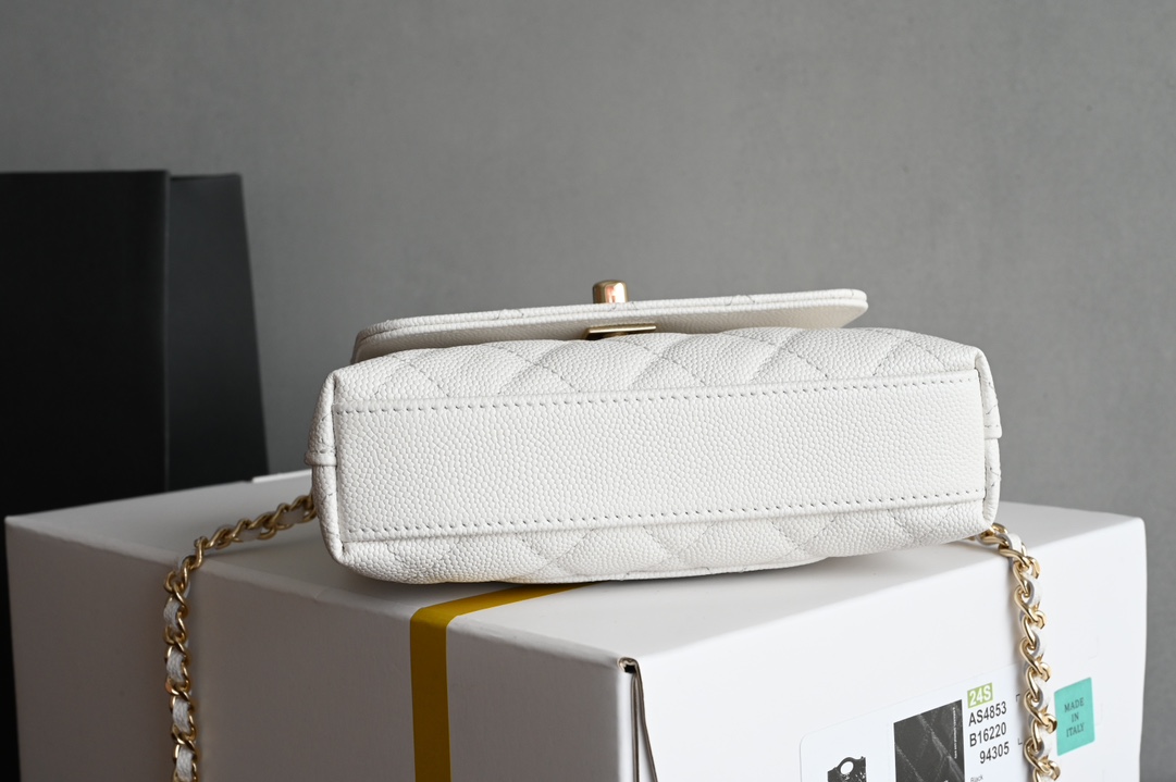 图片[4]-CHANEL新品𝟐𝟒𝐊 𝗖𝗼𝗰𝗼𝗛𝗮𝗻𝗱𝗹𝗲 
超𝐦𝐢𝐧𝐢 手提𝖼𝗈𝖼𝗈 白色
专柜货售价𝟛𝟟𝟠𝟘𝟘𝗋𝗆𝖻购入～

一直都被认为是性价比最高的款
多个隔层口袋设计很人性化〰️
奶茶色喻为最经典的𝖼𝗈𝖼𝗈𝗁𝖺𝗇𝖽𝗅𝖾♥
手柄设计淡金五金颜值感爆棚啦❕

皮料:  “三只羊”小球牛皮
五金：厚镀𝟣𝟦𝖪淡金扣
尺寸：11.5*14.5*5.5 𝖼𝗆-高仿包包