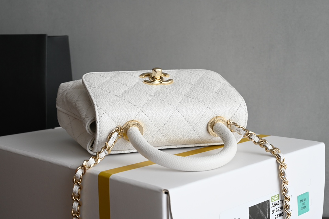 图片[5]-CHANEL新品𝟐𝟒𝐊 𝗖𝗼𝗰𝗼𝗛𝗮𝗻𝗱𝗹𝗲 
超𝐦𝐢𝐧𝐢 手提𝖼𝗈𝖼𝗈 白色
专柜货售价𝟛𝟟𝟠𝟘𝟘𝗋𝗆𝖻购入～

一直都被认为是性价比最高的款
多个隔层口袋设计很人性化〰️
奶茶色喻为最经典的𝖼𝗈𝖼𝗈𝗁𝖺𝗇𝖽𝗅𝖾♥
手柄设计淡金五金颜值感爆棚啦❕

皮料:  “三只羊”小球牛皮
五金：厚镀𝟣𝟦𝖪淡金扣
尺寸：11.5*14.5*5.5 𝖼𝗆-高仿包包