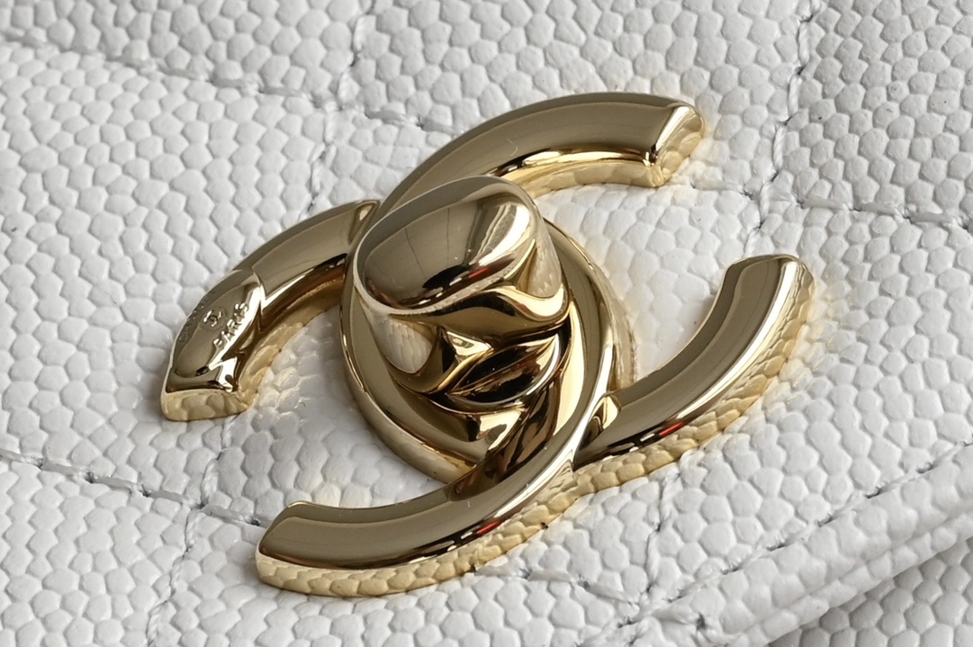 图片[6]-CHANEL新品𝟐𝟒𝐊 𝗖𝗼𝗰𝗼𝗛𝗮𝗻𝗱𝗹𝗲 
超𝐦𝐢𝐧𝐢 手提𝖼𝗈𝖼𝗈 白色
专柜货售价𝟛𝟟𝟠𝟘𝟘𝗋𝗆𝖻购入～

一直都被认为是性价比最高的款
多个隔层口袋设计很人性化〰️
奶茶色喻为最经典的𝖼𝗈𝖼𝗈𝗁𝖺𝗇𝖽𝗅𝖾♥
手柄设计淡金五金颜值感爆棚啦❕

皮料:  “三只羊”小球牛皮
五金：厚镀𝟣𝟦𝖪淡金扣
尺寸：11.5*14.5*5.5 𝖼𝗆-高仿包包