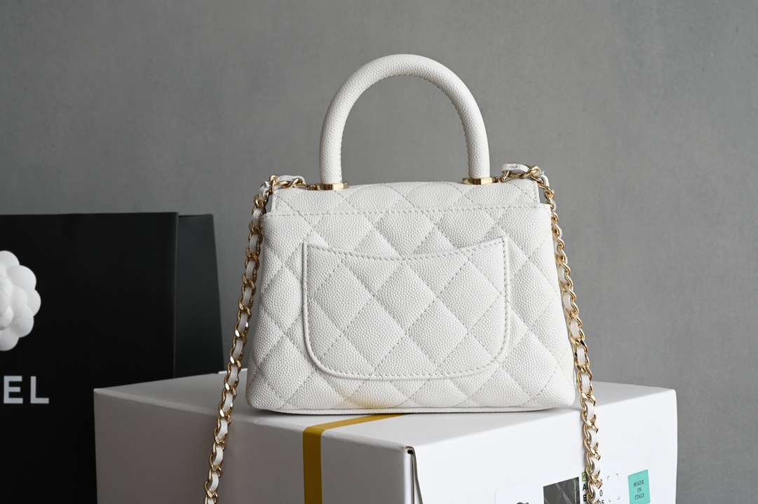 图片[2]-CHANEL新品𝟐𝟒𝐊 𝗖𝗼𝗰𝗼𝗛𝗮𝗻𝗱𝗹𝗲 
超𝐦𝐢𝐧𝐢 手提𝖼𝗈𝖼𝗈 白色
专柜货售价𝟛𝟟𝟠𝟘𝟘𝗋𝗆𝖻购入～

一直都被认为是性价比最高的款
多个隔层口袋设计很人性化〰️
奶茶色喻为最经典的𝖼𝗈𝖼𝗈𝗁𝖺𝗇𝖽𝗅𝖾♥
手柄设计淡金五金颜值感爆棚啦❕

皮料:  “三只羊”小球牛皮
五金：厚镀𝟣𝟦𝖪淡金扣
尺寸：11.5*14.5*5.5 𝖼𝗆-高仿包包
