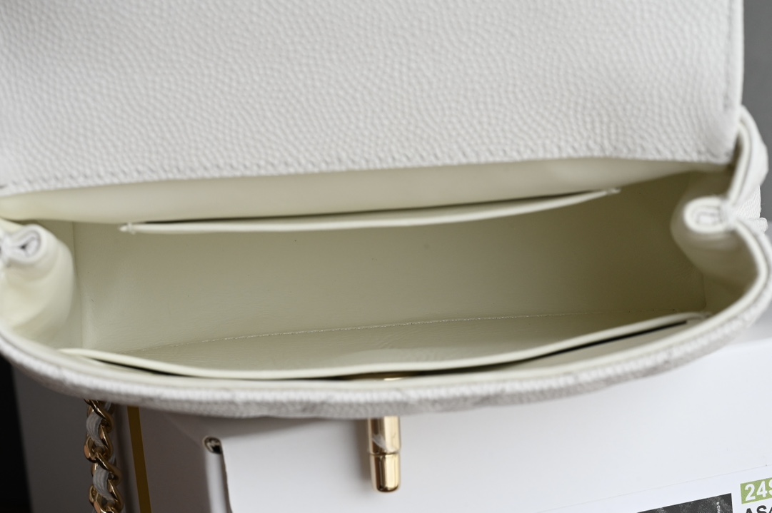 图片[9]-CHANEL新品𝟐𝟒𝐊 𝗖𝗼𝗰𝗼𝗛𝗮𝗻𝗱𝗹𝗲 
超𝐦𝐢𝐧𝐢 手提𝖼𝗈𝖼𝗈 白色
专柜货售价𝟛𝟟𝟠𝟘𝟘𝗋𝗆𝖻购入～

一直都被认为是性价比最高的款
多个隔层口袋设计很人性化〰️
奶茶色喻为最经典的𝖼𝗈𝖼𝗈𝗁𝖺𝗇𝖽𝗅𝖾♥
手柄设计淡金五金颜值感爆棚啦❕

皮料:  “三只羊”小球牛皮
五金：厚镀𝟣𝟦𝖪淡金扣
尺寸：11.5*14.5*5.5 𝖼𝗆-高仿包包