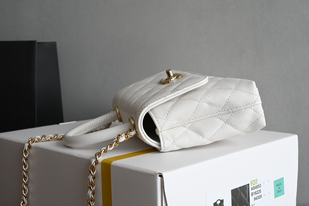 图片[3]-CHANEL新品𝟐𝟒𝐊 𝗖𝗼𝗰𝗼𝗛𝗮𝗻𝗱𝗹𝗲 
超𝐦𝐢𝐧𝐢 手提𝖼𝗈𝖼𝗈 白色
专柜货售价𝟛𝟟𝟠𝟘𝟘𝗋𝗆𝖻购入～

一直都被认为是性价比最高的款
多个隔层口袋设计很人性化〰️
奶茶色喻为最经典的𝖼𝗈𝖼𝗈𝗁𝖺𝗇𝖽𝗅𝖾♥
手柄设计淡金五金颜值感爆棚啦❕

皮料:  “三只羊”小球牛皮
五金：厚镀𝟣𝟦𝖪淡金扣
尺寸：11.5*14.5*5.5 𝖼𝗆-高仿包包