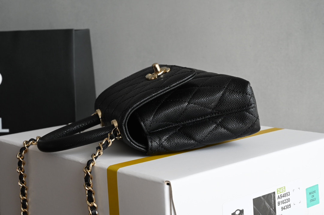 图片[3]-CHANEL新品𝟐𝟒𝐊 𝗖𝗼𝗰𝗼𝗛𝗮𝗻𝗱𝗹𝗲 
超𝐦𝐢𝐧𝐢 手提𝖼𝗈𝖼𝗈 黑色
专柜货售价𝟛𝟟𝟠𝟘𝟘𝗋𝗆𝖻购入～

一直都被认为是性价比最高的款
多个隔层口袋设计很人性化〰️
奶茶色喻为最经典的𝖼𝗈𝖼𝗈𝗁𝖺𝗇𝖽𝗅𝖾♥
手柄设计淡金五金颜值感爆棚啦❕

皮料:  “三只羊”小球牛皮
五金：厚镀𝟣𝟦𝖪淡金扣
尺寸：11.5*14.5*5.5 𝖼𝗆-高仿包包