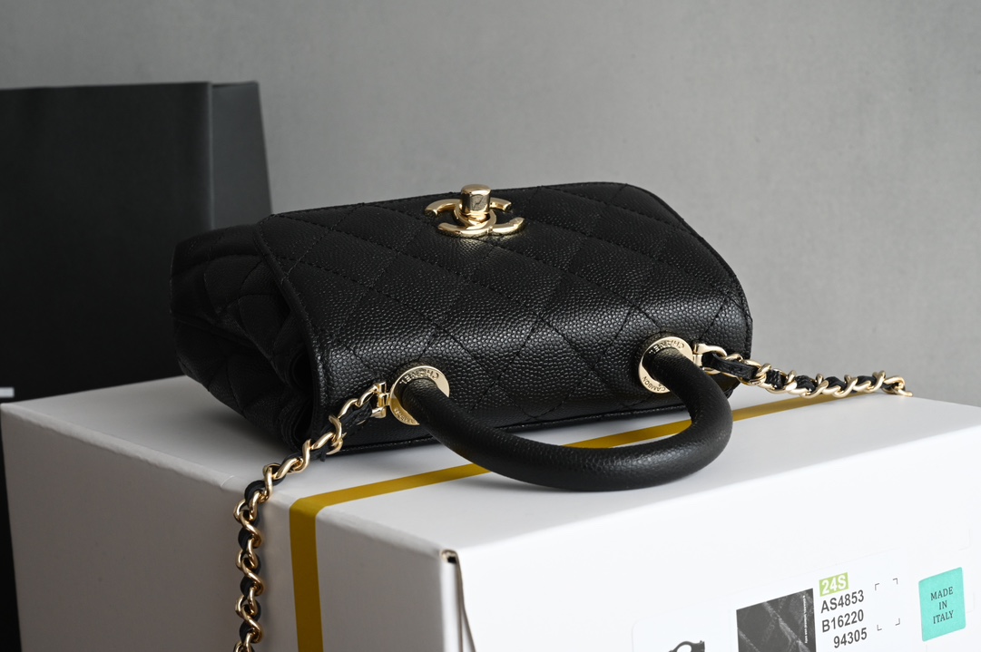 图片[5]-CHANEL新品𝟐𝟒𝐊 𝗖𝗼𝗰𝗼𝗛𝗮𝗻𝗱𝗹𝗲 
超𝐦𝐢𝐧𝐢 手提𝖼𝗈𝖼𝗈 黑色
专柜货售价𝟛𝟟𝟠𝟘𝟘𝗋𝗆𝖻购入～

一直都被认为是性价比最高的款
多个隔层口袋设计很人性化〰️
奶茶色喻为最经典的𝖼𝗈𝖼𝗈𝗁𝖺𝗇𝖽𝗅𝖾♥
手柄设计淡金五金颜值感爆棚啦❕

皮料:  “三只羊”小球牛皮
五金：厚镀𝟣𝟦𝖪淡金扣
尺寸：11.5*14.5*5.5 𝖼𝗆-高仿包包