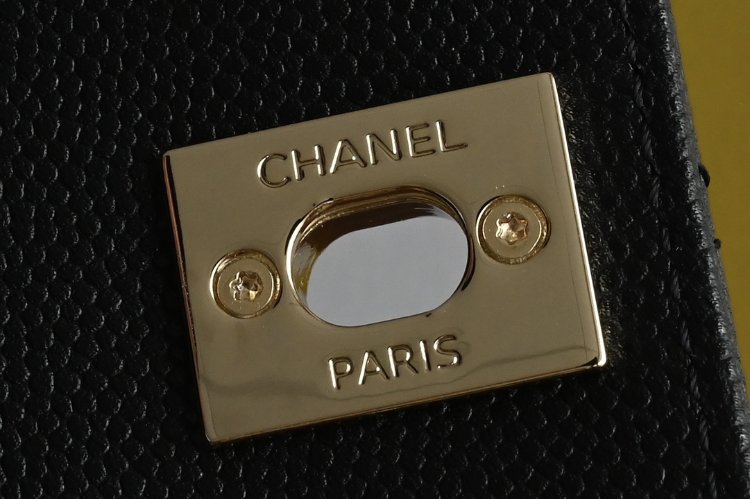 图片[7]-CHANEL新品𝟐𝟒𝐊 𝗖𝗼𝗰𝗼𝗛𝗮𝗻𝗱𝗹𝗲 
超𝐦𝐢𝐧𝐢 手提𝖼𝗈𝖼𝗈 黑色
专柜货售价𝟛𝟟𝟠𝟘𝟘𝗋𝗆𝖻购入～

一直都被认为是性价比最高的款
多个隔层口袋设计很人性化〰️
奶茶色喻为最经典的𝖼𝗈𝖼𝗈𝗁𝖺𝗇𝖽𝗅𝖾♥
手柄设计淡金五金颜值感爆棚啦❕

皮料:  “三只羊”小球牛皮
五金：厚镀𝟣𝟦𝖪淡金扣
尺寸：11.5*14.5*5.5 𝖼𝗆-高仿包包