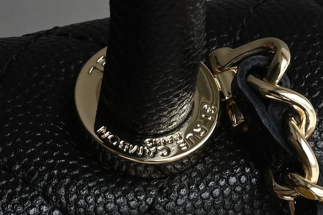 图片[8]-CHANEL新品𝟐𝟒𝐊 𝗖𝗼𝗰𝗼𝗛𝗮𝗻𝗱𝗹𝗲 
超𝐦𝐢𝐧𝐢 手提𝖼𝗈𝖼𝗈 黑色
专柜货售价𝟛𝟟𝟠𝟘𝟘𝗋𝗆𝖻购入～

一直都被认为是性价比最高的款
多个隔层口袋设计很人性化〰️
奶茶色喻为最经典的𝖼𝗈𝖼𝗈𝗁𝖺𝗇𝖽𝗅𝖾♥
手柄设计淡金五金颜值感爆棚啦❕

皮料:  “三只羊”小球牛皮
五金：厚镀𝟣𝟦𝖪淡金扣
尺寸：11.5*14.5*5.5 𝖼𝗆-高仿包包