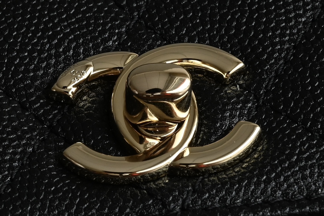 图片[6]-CHANEL新品𝟐𝟒𝐊 𝗖𝗼𝗰𝗼𝗛𝗮𝗻𝗱𝗹𝗲 
超𝐦𝐢𝐧𝐢 手提𝖼𝗈𝖼𝗈 黑色
专柜货售价𝟛𝟟𝟠𝟘𝟘𝗋𝗆𝖻购入～

一直都被认为是性价比最高的款
多个隔层口袋设计很人性化〰️
奶茶色喻为最经典的𝖼𝗈𝖼𝗈𝗁𝖺𝗇𝖽𝗅𝖾♥
手柄设计淡金五金颜值感爆棚啦❕

皮料:  “三只羊”小球牛皮
五金：厚镀𝟣𝟦𝖪淡金扣
尺寸：11.5*14.5*5.5 𝖼𝗆-高仿包包