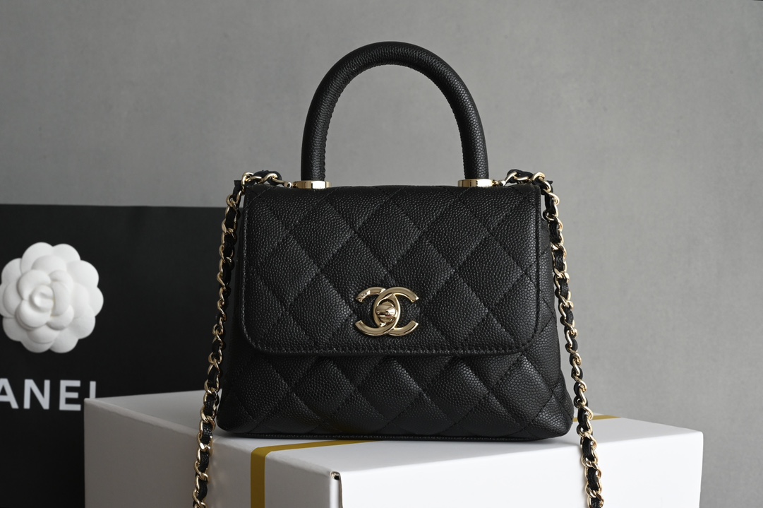 CHANEL新品𝟐𝟒𝐊 𝗖𝗼𝗰𝗼𝗛𝗮𝗻𝗱𝗹𝗲 
超𝐦𝐢𝐧𝐢 手提𝖼𝗈𝖼𝗈 黑色
专柜货售价𝟛𝟟𝟠𝟘𝟘𝗋𝗆𝖻购入～

一直都被认为是性价比最高的款
多个隔层口袋设计很人性化〰️
奶茶色喻为最经典的𝖼𝗈𝖼𝗈𝗁𝖺𝗇𝖽𝗅𝖾♥
手柄设计淡金五金颜值感爆棚啦❕

皮料:  “三只羊”小球牛皮
五金：厚镀𝟣𝟦𝖪淡金扣
尺寸：11.5*14.5*5.5 𝖼𝗆-高仿包包