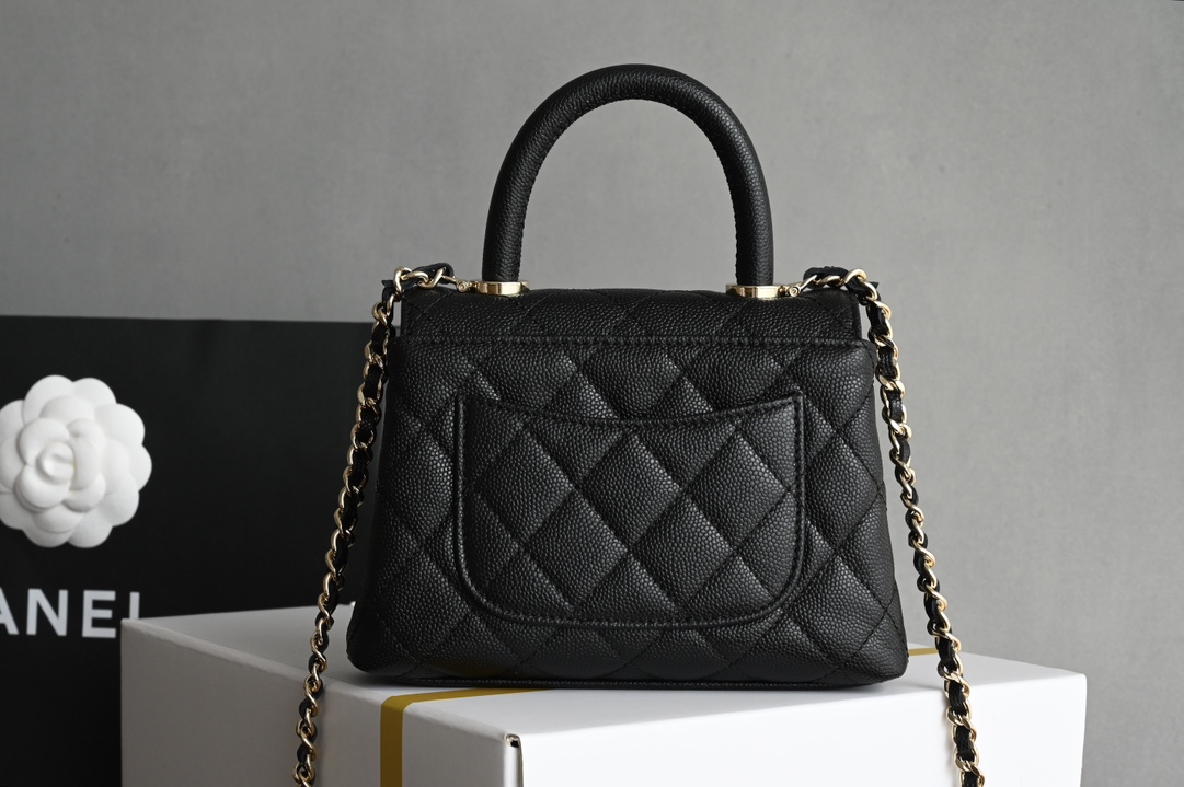 图片[2]-CHANEL新品𝟐𝟒𝐊 𝗖𝗼𝗰𝗼𝗛𝗮𝗻𝗱𝗹𝗲 
超𝐦𝐢𝐧𝐢 手提𝖼𝗈𝖼𝗈 黑色
专柜货售价𝟛𝟟𝟠𝟘𝟘𝗋𝗆𝖻购入～

一直都被认为是性价比最高的款
多个隔层口袋设计很人性化〰️
奶茶色喻为最经典的𝖼𝗈𝖼𝗈𝗁𝖺𝗇𝖽𝗅𝖾♥
手柄设计淡金五金颜值感爆棚啦❕

皮料:  “三只羊”小球牛皮
五金：厚镀𝟣𝟦𝖪淡金扣
尺寸：11.5*14.5*5.5 𝖼𝗆-高仿包包