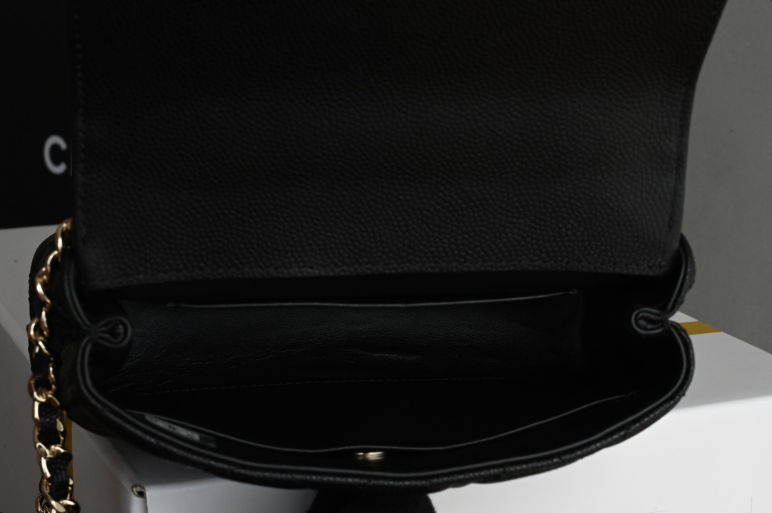 图片[9]-CHANEL新品𝟐𝟒𝐊 𝗖𝗼𝗰𝗼𝗛𝗮𝗻𝗱𝗹𝗲 
超𝐦𝐢𝐧𝐢 手提𝖼𝗈𝖼𝗈 黑色
专柜货售价𝟛𝟟𝟠𝟘𝟘𝗋𝗆𝖻购入～

一直都被认为是性价比最高的款
多个隔层口袋设计很人性化〰️
奶茶色喻为最经典的𝖼𝗈𝖼𝗈𝗁𝖺𝗇𝖽𝗅𝖾♥
手柄设计淡金五金颜值感爆棚啦❕

皮料:  “三只羊”小球牛皮
五金：厚镀𝟣𝟦𝖪淡金扣
尺寸：11.5*14.5*5.5 𝖼𝗆-高仿包包
