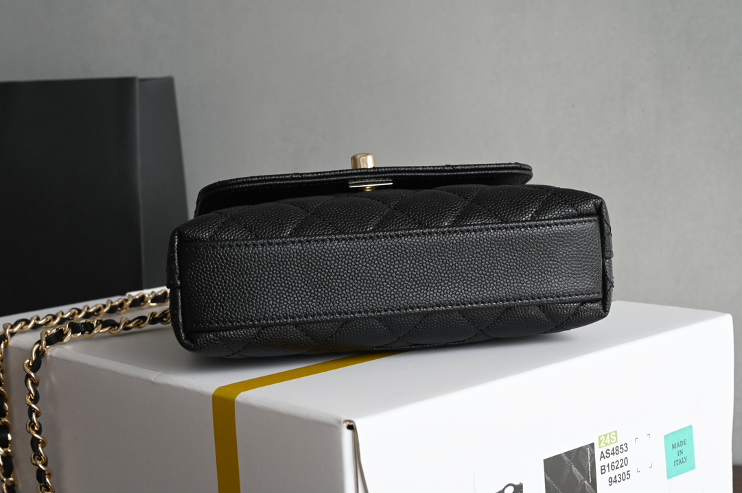 图片[4]-CHANEL新品𝟐𝟒𝐊 𝗖𝗼𝗰𝗼𝗛𝗮𝗻𝗱𝗹𝗲 
超𝐦𝐢𝐧𝐢 手提𝖼𝗈𝖼𝗈 黑色
专柜货售价𝟛𝟟𝟠𝟘𝟘𝗋𝗆𝖻购入～

一直都被认为是性价比最高的款
多个隔层口袋设计很人性化〰️
奶茶色喻为最经典的𝖼𝗈𝖼𝗈𝗁𝖺𝗇𝖽𝗅𝖾♥
手柄设计淡金五金颜值感爆棚啦❕

皮料:  “三只羊”小球牛皮
五金：厚镀𝟣𝟦𝖪淡金扣
尺寸：11.5*14.5*5.5 𝖼𝗆-高仿包包