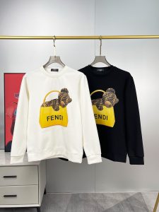 P480 FENDI芬迪  最大6XL穿240斤  2024秋冬GW同步卫衣T恤！秋冬单穿打底都非常出色！延续经典！全品相订单款！胸前重 工艺logo设计高端订制空气层长绒棉面料从版型到设计都很有时代的新潮感不管版型还是设计足够有细节！领口微微贴合颈部 好版型好面料！高密度精棉材质 上身舒适亲肤保暖有型！码数:M-6XL（178 140斤L 最大240斤）-高仿包包