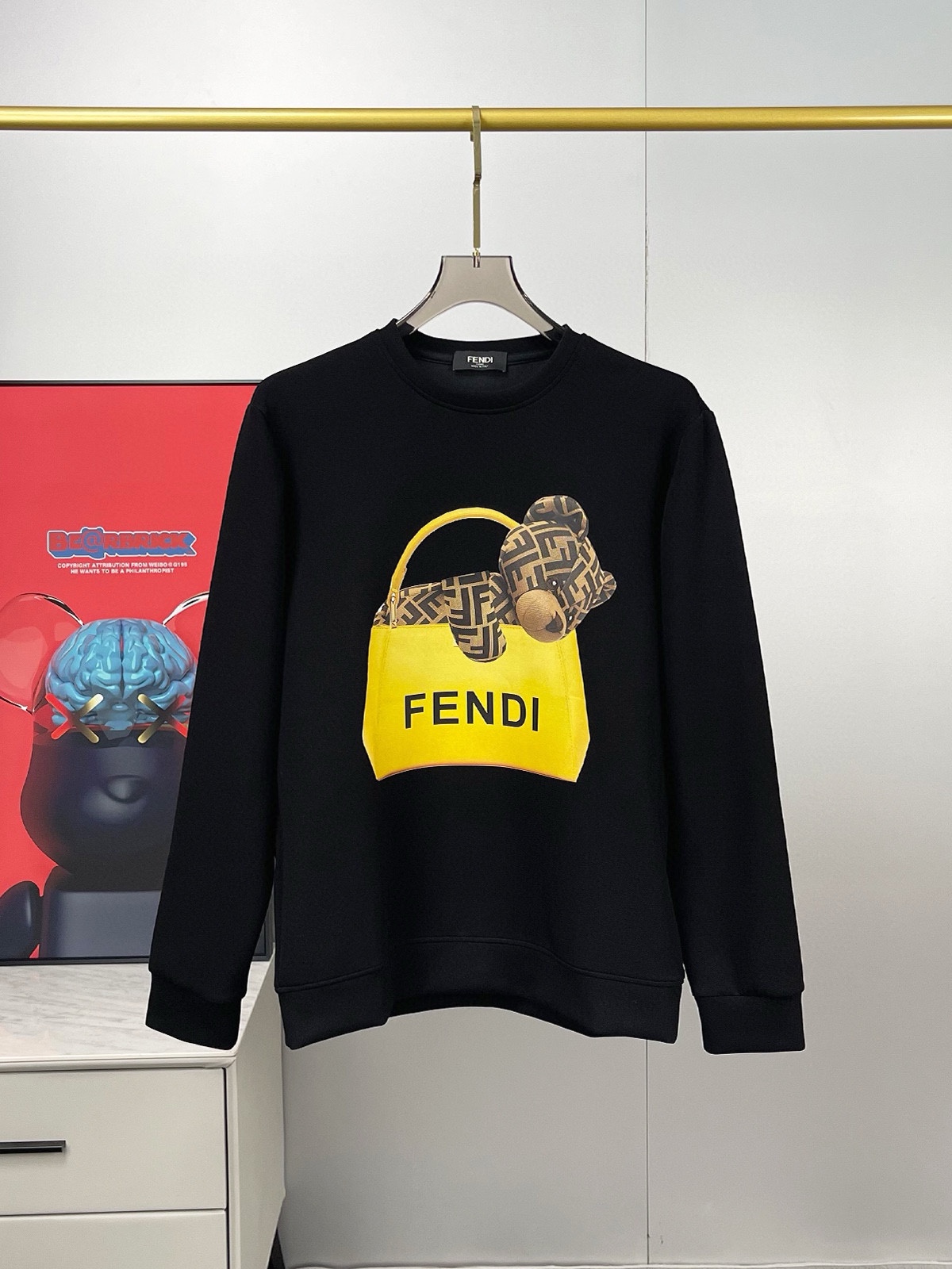 图片[2]-P480 FENDI芬迪  最大6XL穿240斤  2024秋冬GW同步卫衣T恤！秋冬单穿打底都非常出色！延续经典！全品相订单款！胸前重 工艺logo设计高端订制空气层长绒棉面料从版型到设计都很有时代的新潮感不管版型还是设计足够有细节！领口微微贴合颈部 好版型好面料！高密度精棉材质 上身舒适亲肤保暖有型！码数:M-6XL（178 140斤L 最大240斤）-高仿包包