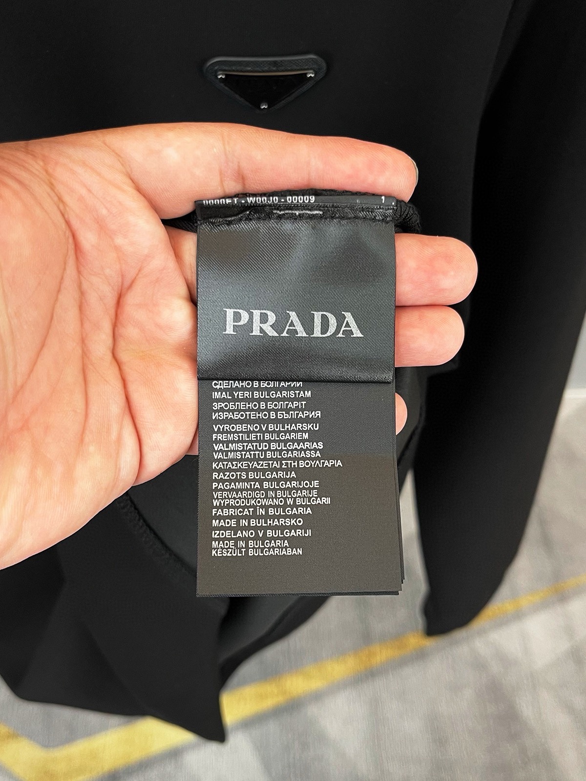 图片[9]-P480 Prada普拉达  最大6XL穿240斤  2024秋冬GW同步卫衣T恤！秋冬单穿打底都非常出色！延续经典！全品相订单款！胸前重 工艺logo设计高端订制空气层长绒棉面料从版型到设计都很有时代的新潮感不管版型还是设计足够有细节！领口微微贴合颈部 好版型好面料！高密度精棉材质 上身舒适亲肤保暖有型！码数:M-6XL（178 140斤L 最大240斤）-高仿包包