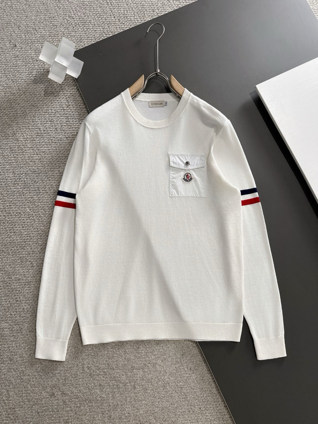 P500 Moncler Moncler 2024 new round neck knitted sweater cabinet the latest models guest for the merino wool ➕ cashmere blend fabric knitting techniques technology so that the density of extremely detailed casting the feel of solid delicate soft fabric texture has a great extent comparable to the noble cashmere classic versatile models of the classic brand elements recognizable high; round neck design suitable for all kinds of wear color black white yards M-3XL 178 140 pounds to wear L Max wear 190 pounds - high imitation factory