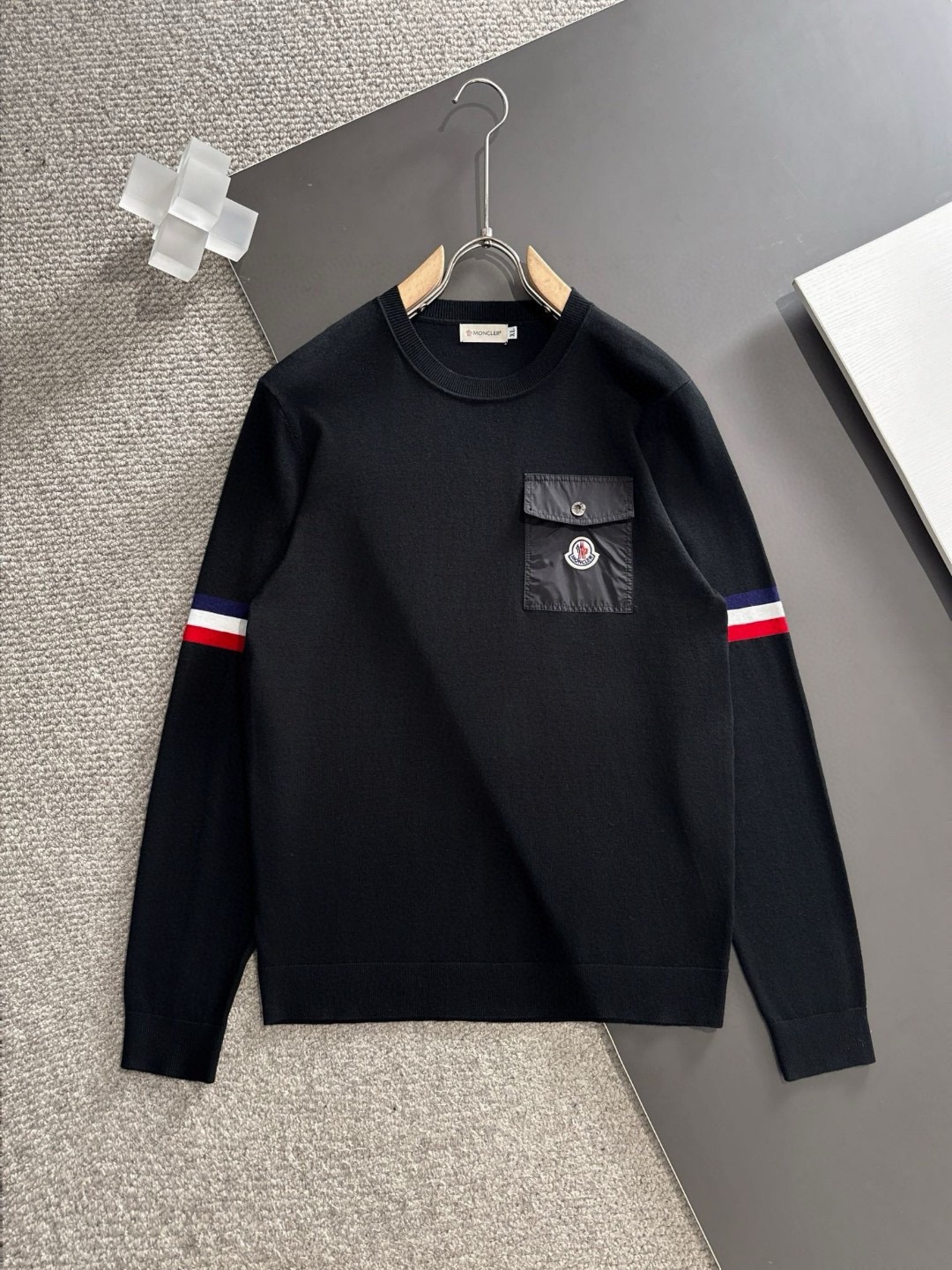 P500 Moncler Moncler 2024 new round neck knitted sweater cabinet the latest models guest for the merino wool ➕ cashmere blend fabric knitting techniques technology so that the density of extremely detailed casting the feel of solid delicate soft fabric texture has a great extent comparable to the noble cashmere classic versatile models of the classic brand elements recognizable high; round neck design suitable for all kinds of wear color black white yards M-3XL 178 140 pounds to wear L Max wear 190 pounds - high imitation factory