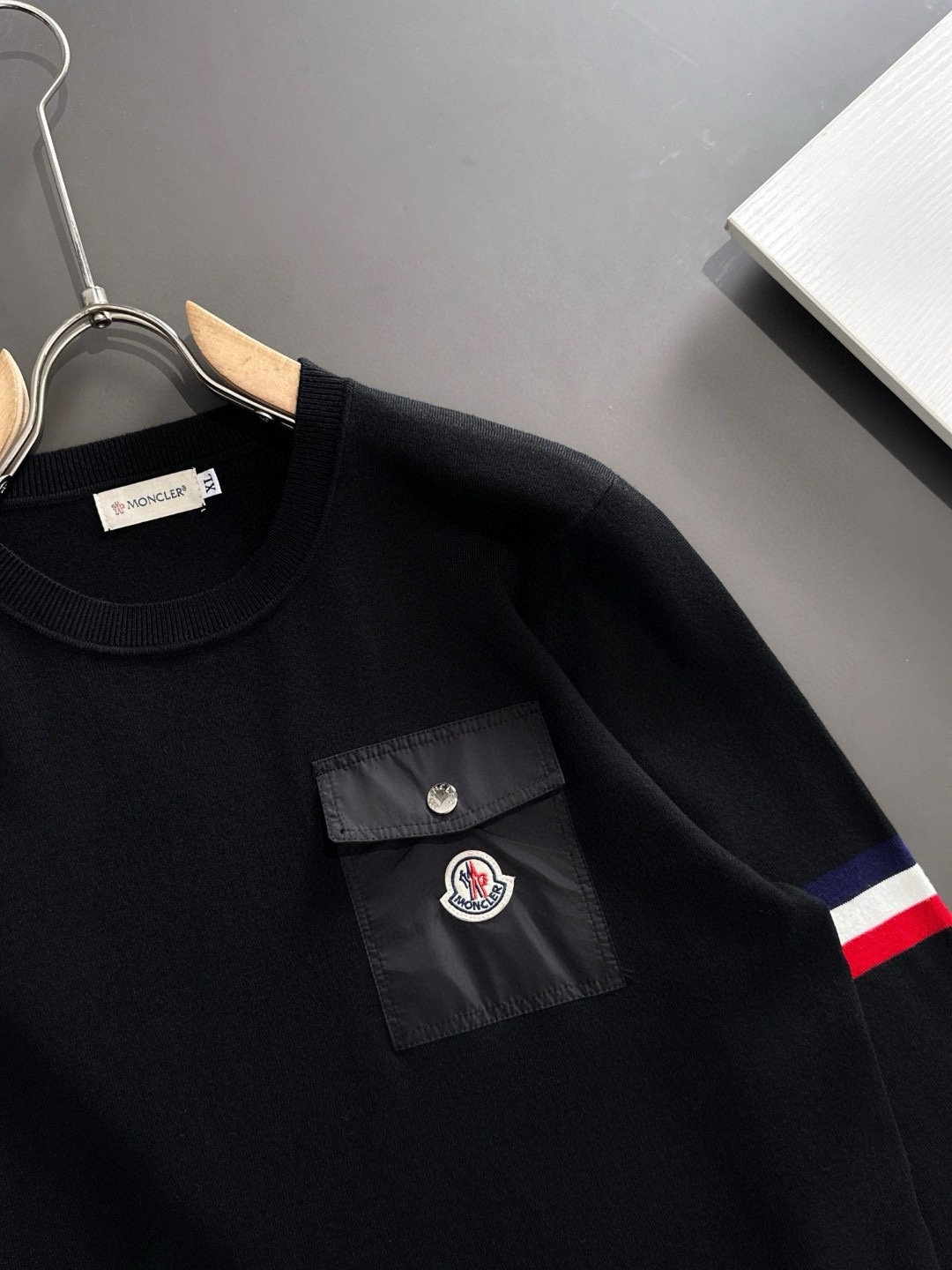 P500 Moncler Moncler 2024 new round neck knitted sweater cabinet the latest models guest for the merino wool ➕ cashmere blend fabric knitting techniques technology so that the density of extremely detailed casting the feel of solid delicate soft fabric texture has a great extent comparable to the noble cashmere classic versatile models of the classic brand elements recognizable high; round neck design suitable for all kinds of wear color black white yards M-3XL 178 140 pounds to wear L Max wear 190 pounds - high imitation factory