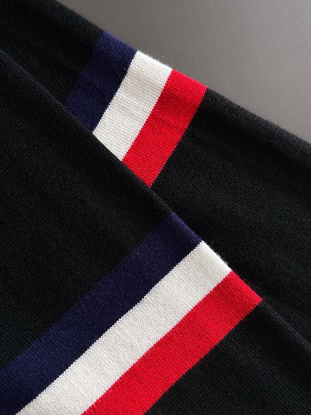 P500 Moncler Moncler 2024 new round neck knitted sweater cabinet the latest models guest for the merino wool ➕ cashmere blend fabric knitting techniques technology so that the density of extremely detailed casting the feel of solid delicate soft fabric texture has a great extent comparable to the noble cashmere classic versatile models of the classic brand elements recognizable high; round neck design suitable for all kinds of wear color black white yards M-3XL 178 140 pounds to wear L Max wear 190 pounds - high imitation factory