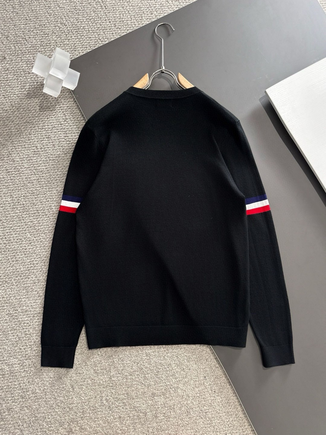 P500 Moncler Moncler 2024 new round neck knitted sweater cabinet the latest models guest for the merino wool ➕ cashmere blend fabric knitting techniques technology so that the density of extremely detailed casting the feel of solid delicate soft fabric texture has a great extent comparable to the noble cashmere classic versatile models of the classic brand elements recognizable high; round neck design suitable for all kinds of wear color black white yards M-3XL 178 140 pounds to wear L Max wear 190 pounds - high imitation factory