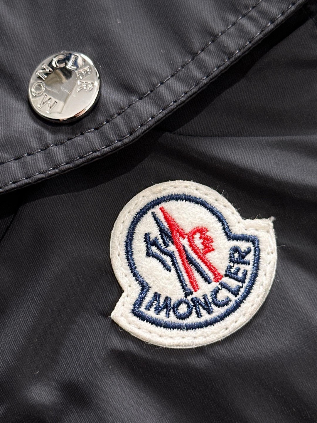 P500 Moncler Moncler 2024 new round neck knitted sweater cabinet the latest models guest for the merino wool ➕ cashmere blend fabric knitting techniques technology so that the density of extremely detailed casting the feel of solid delicate soft fabric texture has a great extent comparable to the noble cashmere classic versatile models of the classic brand elements recognizable high; round neck design suitable for all kinds of wear color black white yards M-3XL 178 140 pounds to wear L Max wear 190 pounds - high imitation factory