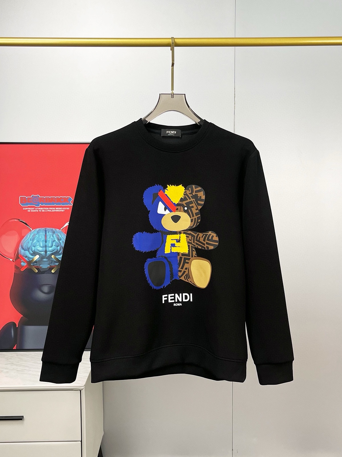 图片[2]-P480 FENDI芬迪  最大6XL穿240斤  2024秋冬GW同步卫衣T恤！秋冬单穿打底都非常出色！延续经典！全品相订单款！胸前重 工艺logo设计高端订制空气层长绒棉面料从版型到设计都很有时代的新潮感不管版型还是设计足够有细节！领口微微贴合颈部 好版型好面料！高密度精棉材质 上身舒适亲肤保暖有型！码数:M-6XL（178 140斤L 最大240斤）-高仿包包