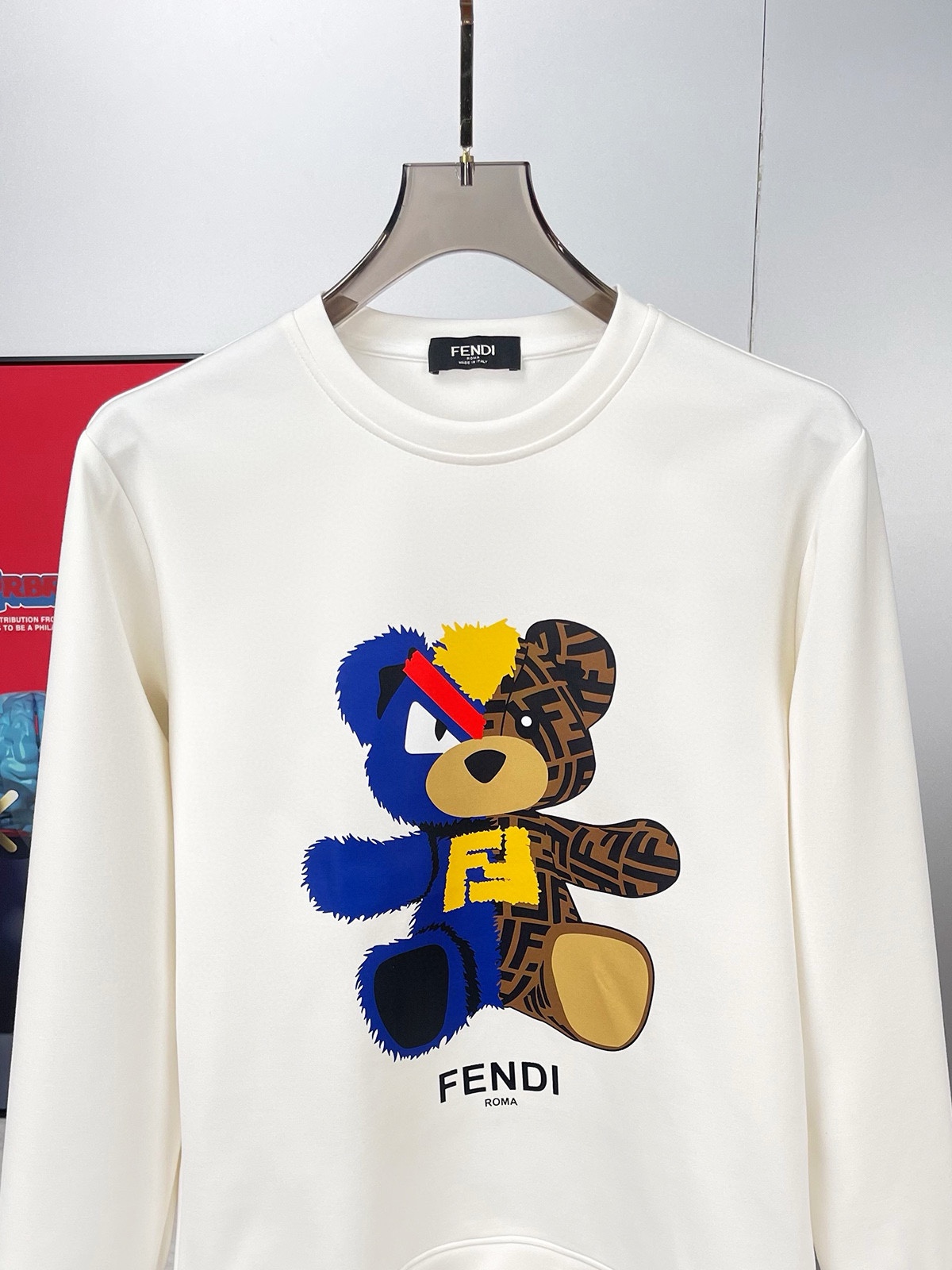 图片[5]-P480 FENDI芬迪  最大6XL穿240斤  2024秋冬GW同步卫衣T恤！秋冬单穿打底都非常出色！延续经典！全品相订单款！胸前重 工艺logo设计高端订制空气层长绒棉面料从版型到设计都很有时代的新潮感不管版型还是设计足够有细节！领口微微贴合颈部 好版型好面料！高密度精棉材质 上身舒适亲肤保暖有型！码数:M-6XL（178 140斤L 最大240斤）-高仿包包