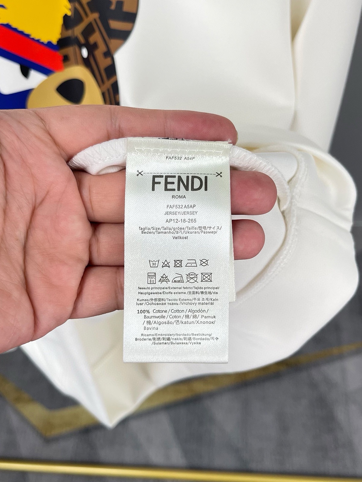 图片[9]-P480 FENDI芬迪  最大6XL穿240斤  2024秋冬GW同步卫衣T恤！秋冬单穿打底都非常出色！延续经典！全品相订单款！胸前重 工艺logo设计高端订制空气层长绒棉面料从版型到设计都很有时代的新潮感不管版型还是设计足够有细节！领口微微贴合颈部 好版型好面料！高密度精棉材质 上身舒适亲肤保暖有型！码数:M-6XL（178 140斤L 最大240斤）-高仿包包