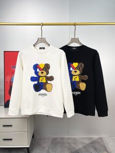P480 FENDI芬迪  最大6XL穿240斤  2024秋冬GW同步卫衣T恤！秋冬单穿打底都非常出色！延续经典！全品相订单款！胸前重 工艺logo设计高端订制空气层长绒棉面料从版型到设计都很有时代的新潮感不管版型还是设计足够有细节！领口微微贴合颈部 好版型好面料！高密度精棉材质 上身舒适亲肤保暖有型！码数:M-6XL（178 140斤L 最大240斤）-高仿包包