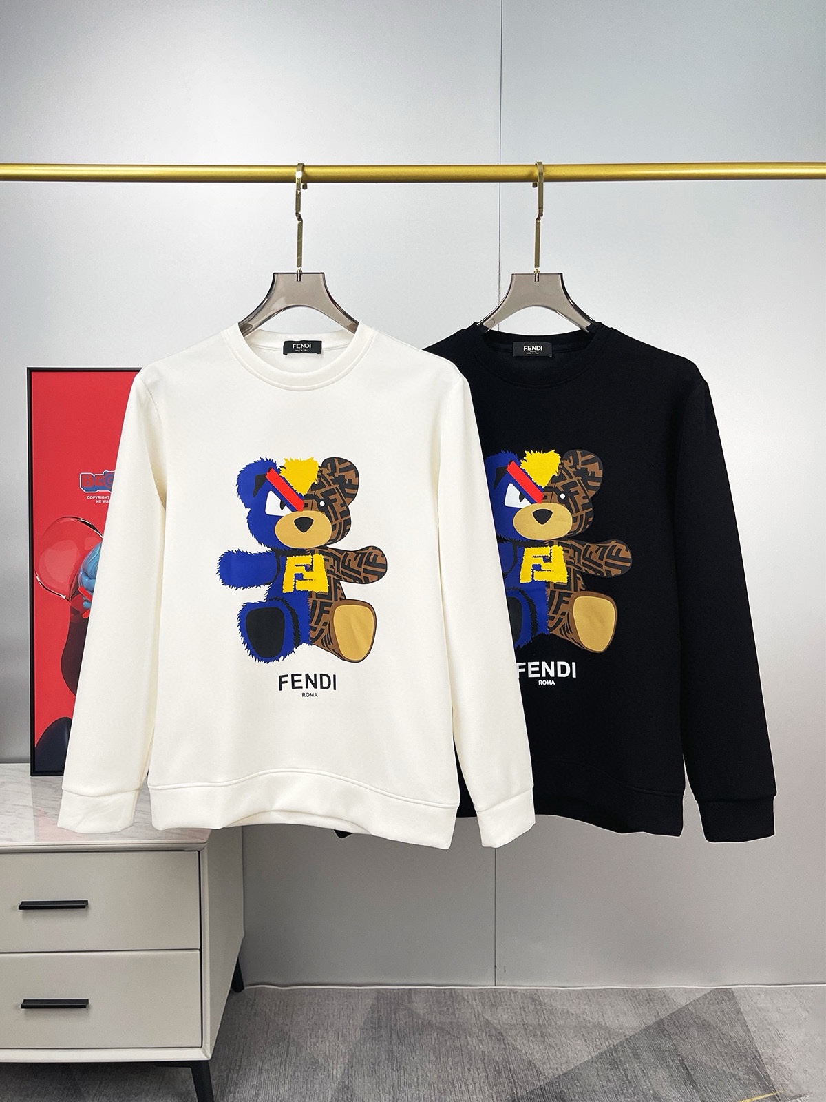 P480 FENDI芬迪  最大6XL穿240斤  2024秋冬GW同步卫衣T恤！秋冬单穿打底都非常出色！延续经典！全品相订单款！胸前重 工艺logo设计高端订制空气层长绒棉面料从版型到设计都很有时代的新潮感不管版型还是设计足够有细节！领口微微贴合颈部 好版型好面料！高密度精棉材质 上身舒适亲肤保暖有型！码数:M-6XL（178 140斤L 最大240斤）-高仿包包