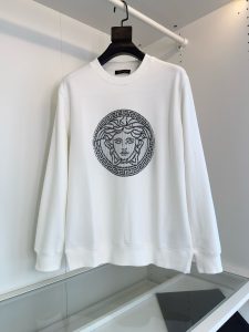 P500 Ver*ace 范*哲| 2024早秋 全品相订单 男士美杜莎圆领套头卫衣 不同的工艺呈现不一样的时尚感 年年经典美杜莎LOGO设计 今年采用立体刺绣工艺来呈现 时尚有型而有立体感 合体的剪裁 领口微微贴合颈部整体上身感更具时尚感好版型好面料！高密精梳棉的材质.上身舒适亲肤保暖有型！且具有质感.五金辅料全品相订单 88300颜色 黑色 白色 码数M 3XL 2002001试穿172 145穿L合适-高仿包包
