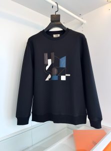 P480 爱马仕(Hermès) 2024秋冬 皮革几何细节 圆领运动衫套头卫衣 Jeu d'Adresse”羊羔皮贴饰 针织螺纹 不易版型 合体的版型 面料采用 奥地利莫代尔纤维 被誉为会呼吸的空气层面料通过结构设计采用里、中、外三片的织物结构从而在织物中形成空气夹层 .蓬松性好 手感Q弹力.以形成静止空气层从而达到保暖效果抗皱性佳入手柔软舒适亲 肤爽滑透气保暖面料整体又有着很好的骨干整体上身挺拔有型！88262颜色   黑色 卡其色灰色  码数M 3XL 2002001试穿172 148穿L合适-高仿包包